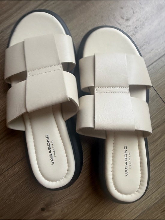 Vagabond Shoes - Vagabond Cream Leather Woven Slide Sandals with Black Sole